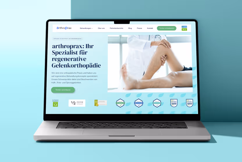Laptop zeigt Webseite von arthroprax mit einem Bild eines Arztes, der das Knie eines Patienten untersucht, und Text über spezialisierte regenerative Gelenkorthopädie.