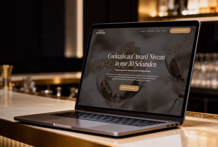 Laptop auf Bar-Theke zeigt Webseite mit Slogan zu hochwertigen Cocktails in 30 Sekunden.