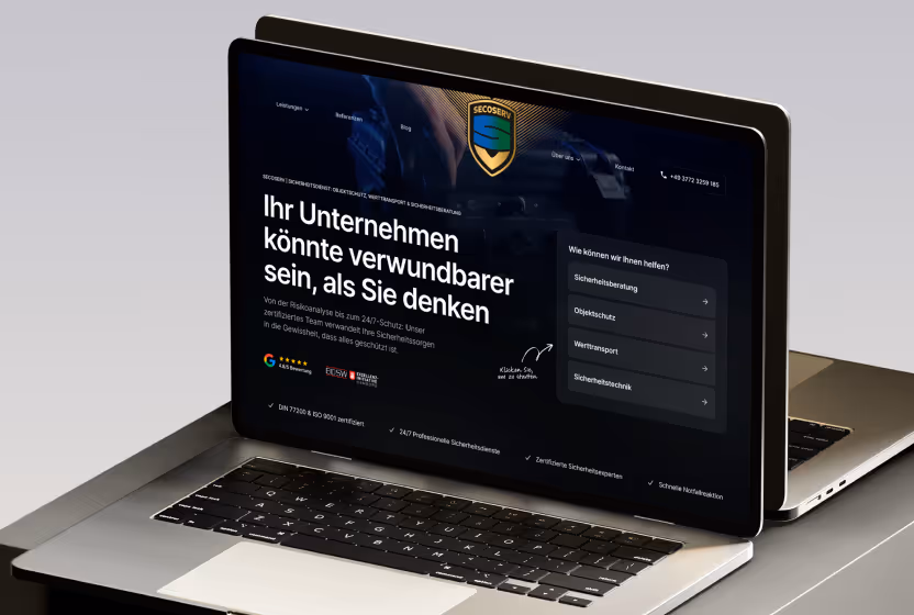 Laptop zeigt Website von Secoserv mit Sicherheitsdienstleistungen und Kontaktinformationen.