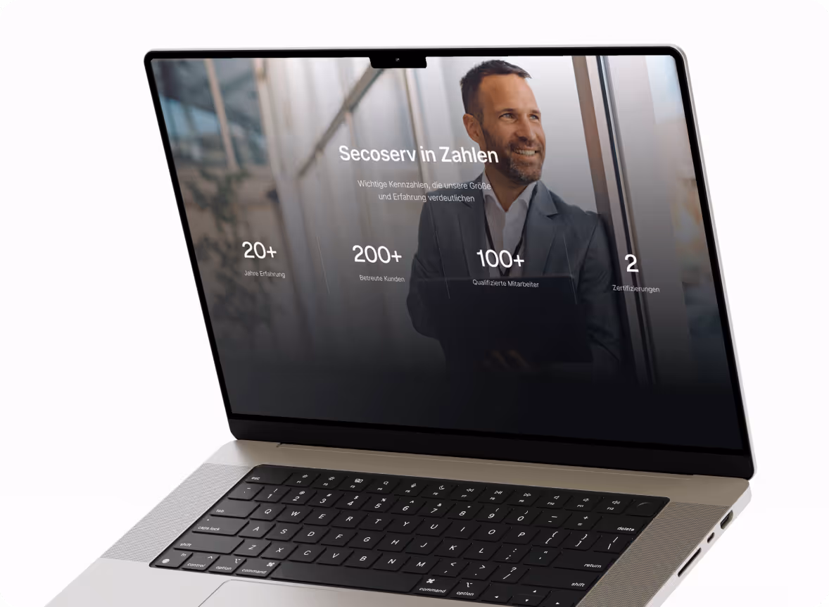 Laptop-Bildschirm zeigt eine Webseite mit Unternehmenskennzahlen: 20+ Jahre Erfahrung, 200+ betreute Kunden, 100+ qualifizierte Mitarbeiter, 2 Zertifizierungen.