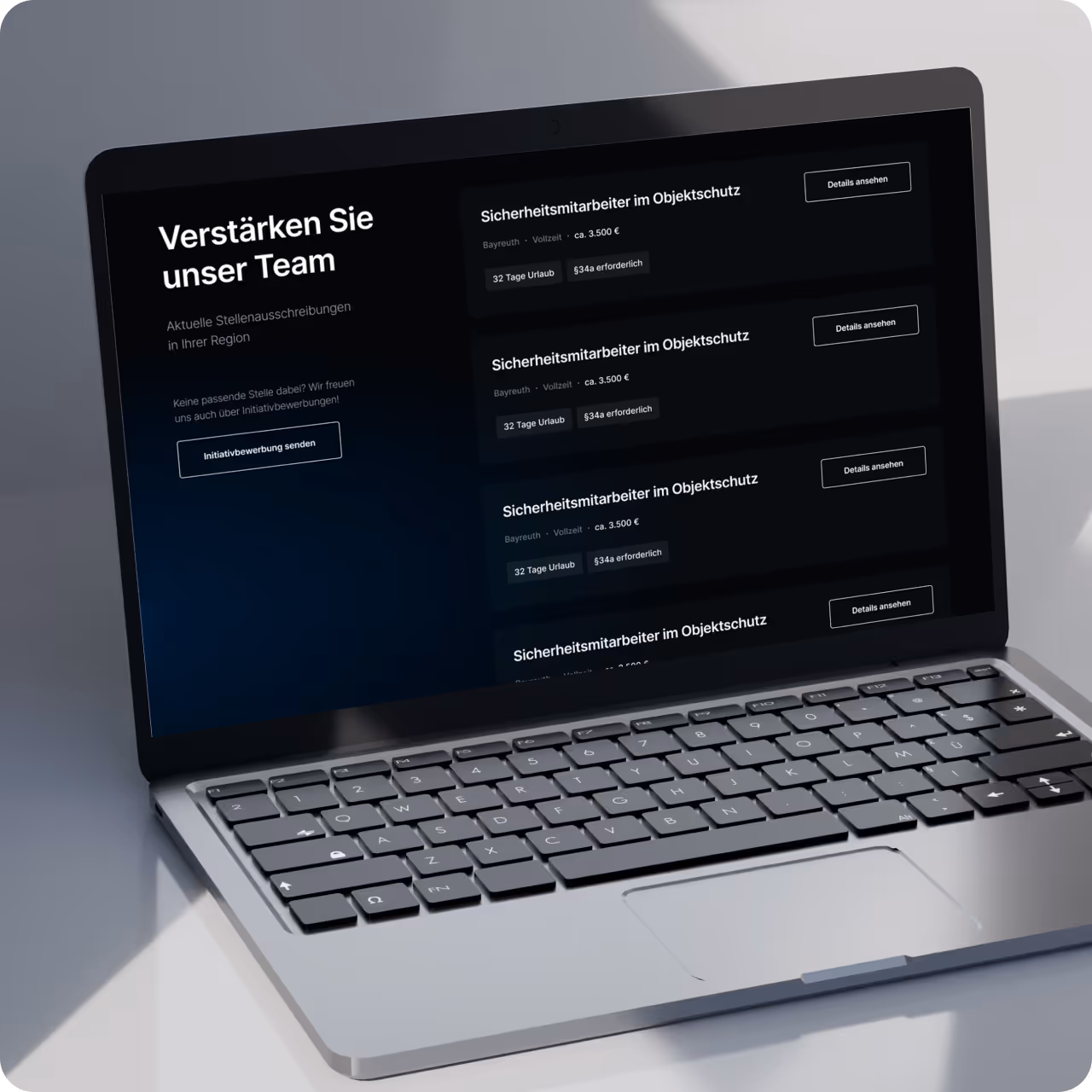 Laptop zeigt eine Webseite mit Stellenangeboten für Sicherheitsmitarbeiter im Objektschutz in Bayreuth, Vollzeit, ca. 3.500 €, 32 Tage Urlaub, §34a erforderlich.