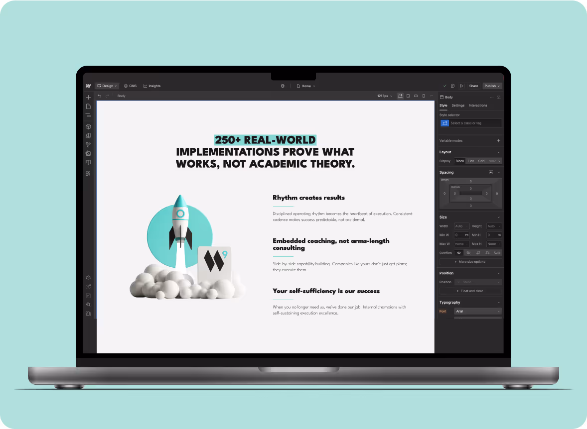 Laptop mit einer Webseite, die die Vorteile von realen Implementierungen gegenüber akademischer Theorie zeigt, mit einer Rakete und Textabschnitten zur Ergebniserstellung, Coaching und Selbstständigkeit.