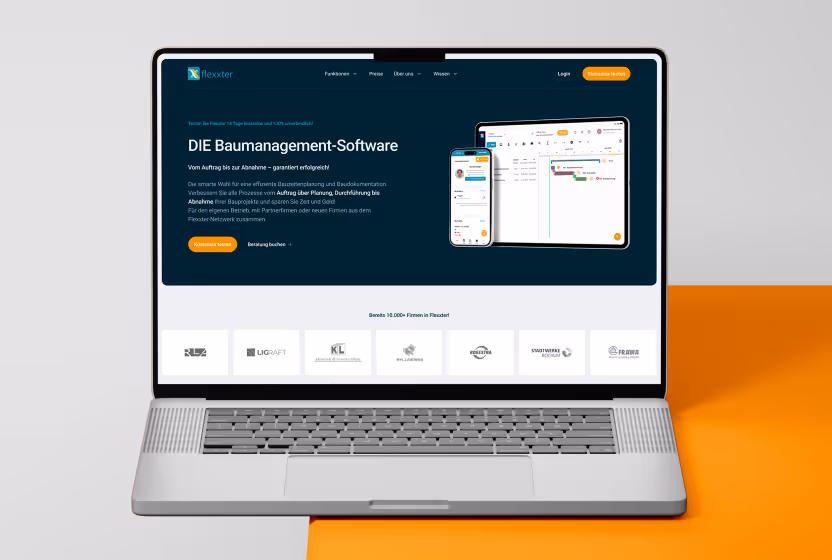 Laptop zeigt die Flexxter Website mit der Überschrift 'DIE Baumanagement-Software' und der Darstellung der Software auf einem Tablet und Smartphone.