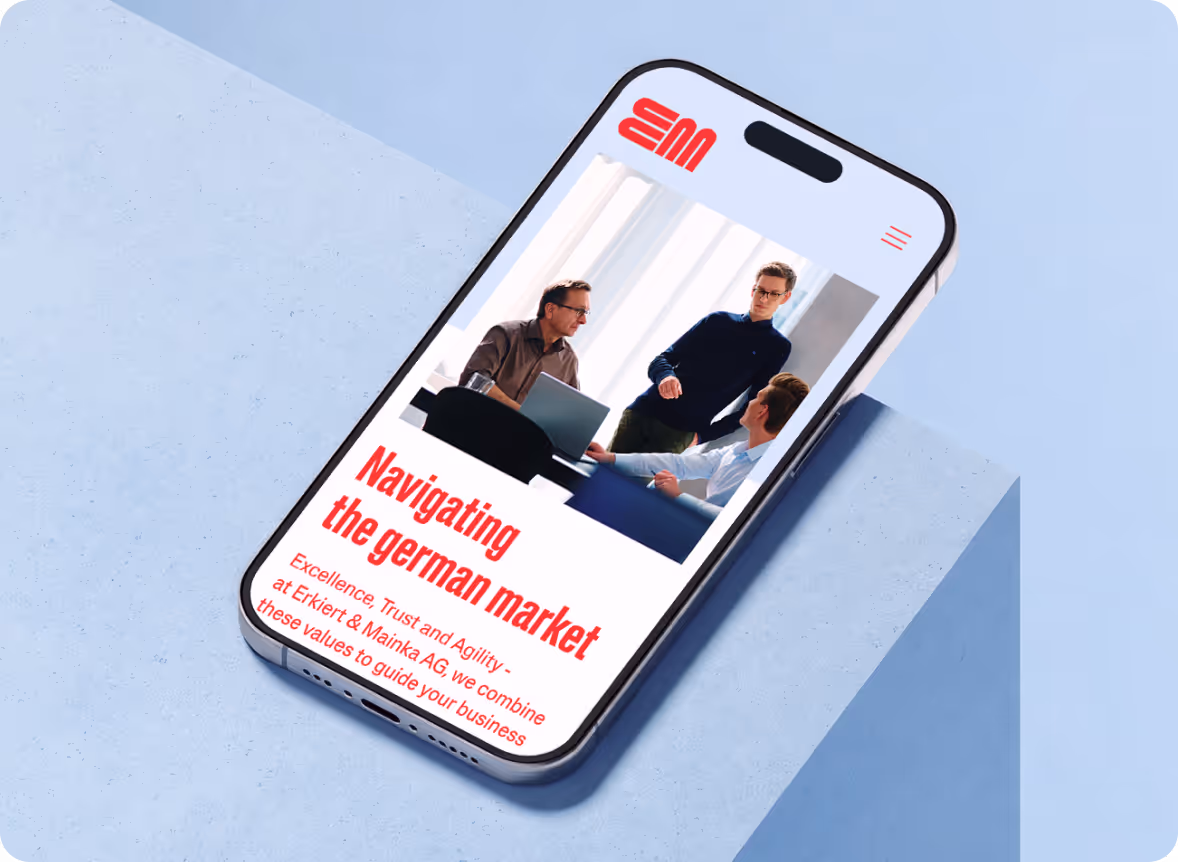 Smartphone zeigt eine Webseite mit drei Personen im Meeting und dem Titel 'Navigating the german market' in rotem Text.