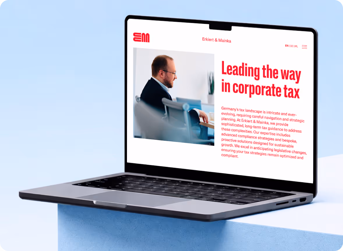 Laptop zeigt Webseite von Erkiert & Mainka mit Bild eines Mannes im Büro und Text über führende Unternehmenssteuerberatung.