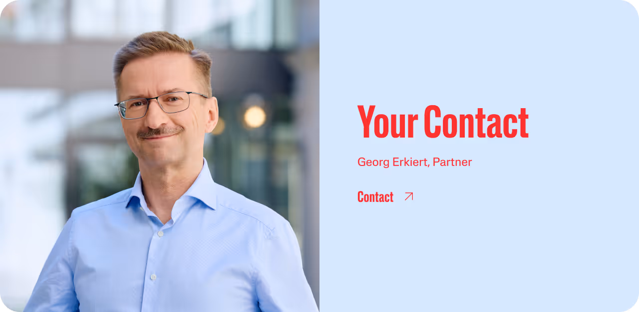 Porträt eines Mannes mit Brille und hellblauem Hemd vor einem verschwommenen Hintergrund, rechts daneben Text mit Kontaktinformationen.