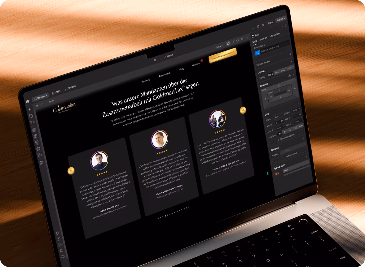 Laptop zeigt eine Webseite mit Kundenbewertungen zur Zusammenarbeit mit GoldmanTax, dunkles Layout mit Portraitfotos und Text.