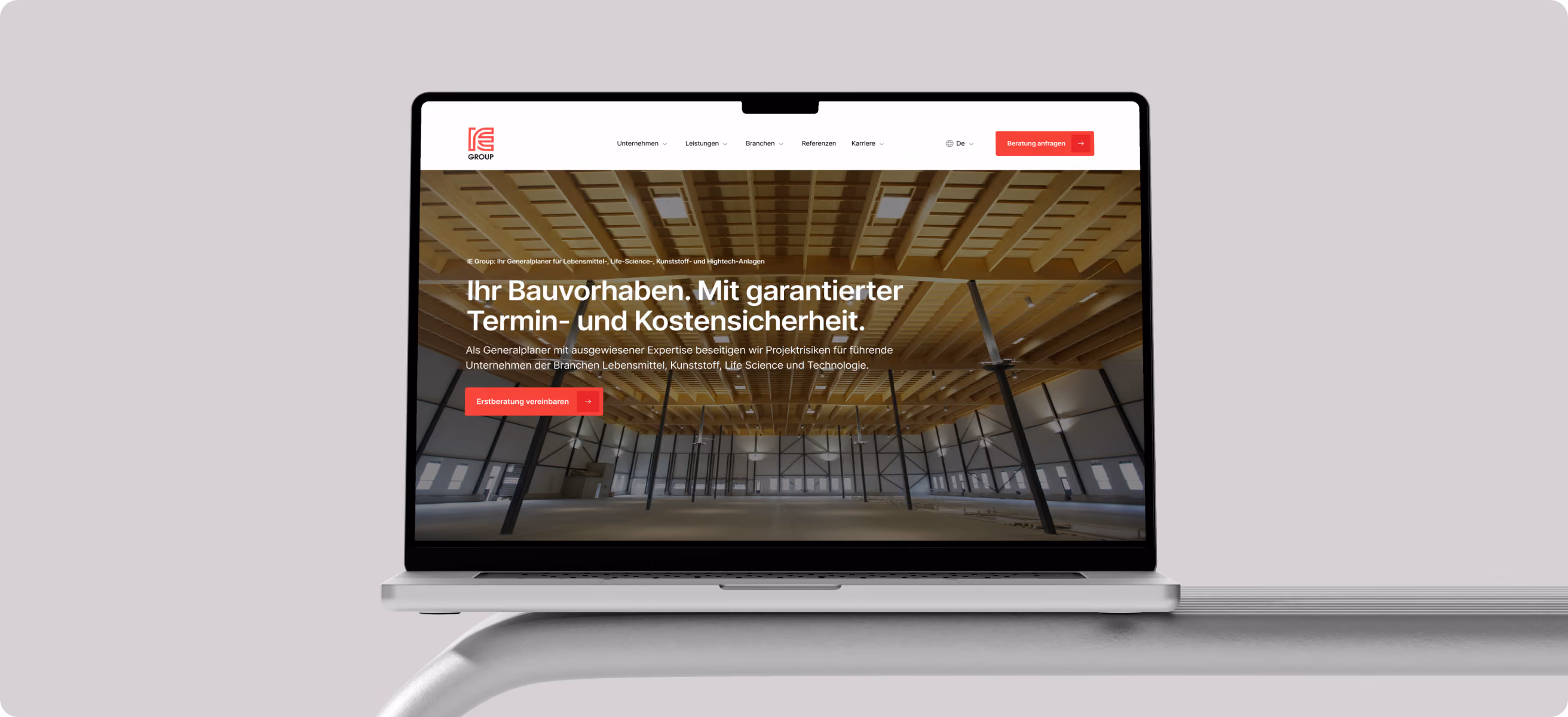 IE Group Website-Relaunch auf einem Laptop mit modernem Webdesign für Industriebau und Generalplanung