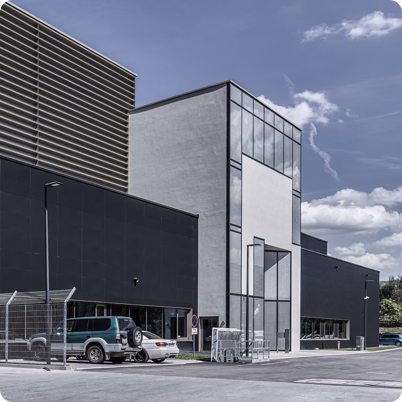 Modernes Industriegebäude als Beispiel für die Industriearchitektur und Generalplanung der IE Group