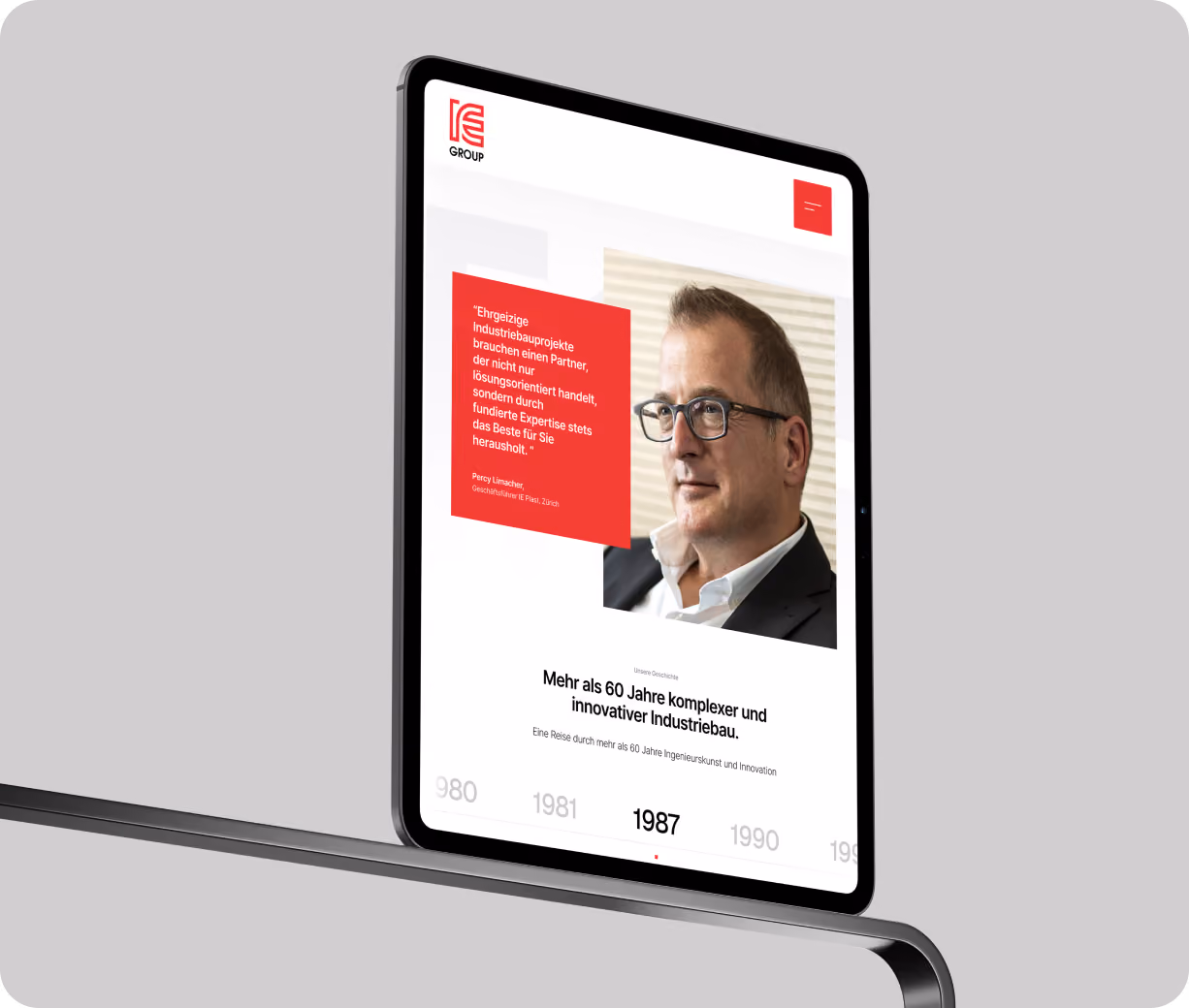 Responsive Tablet-Ansicht der IE Group Website mit Unternehmensgeschichte und Mitarbeiterporträt