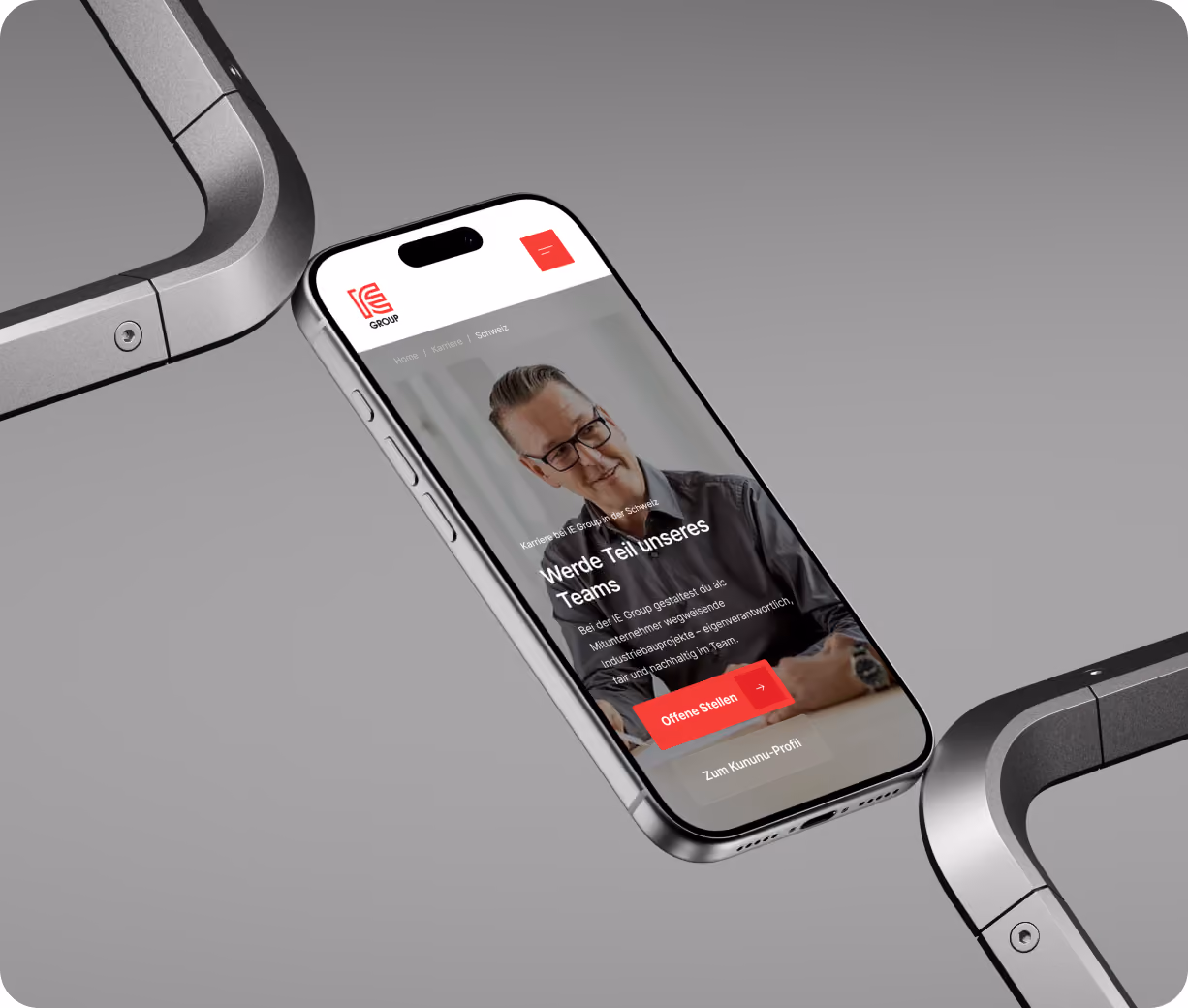 Mobile Ansicht der responsiven IE Group Website auf einem Smartphone