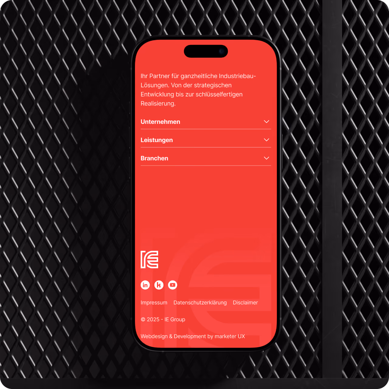 Mobile Ansicht der responsiven IE Group Website mit Navigation und Unternehmensinformationen