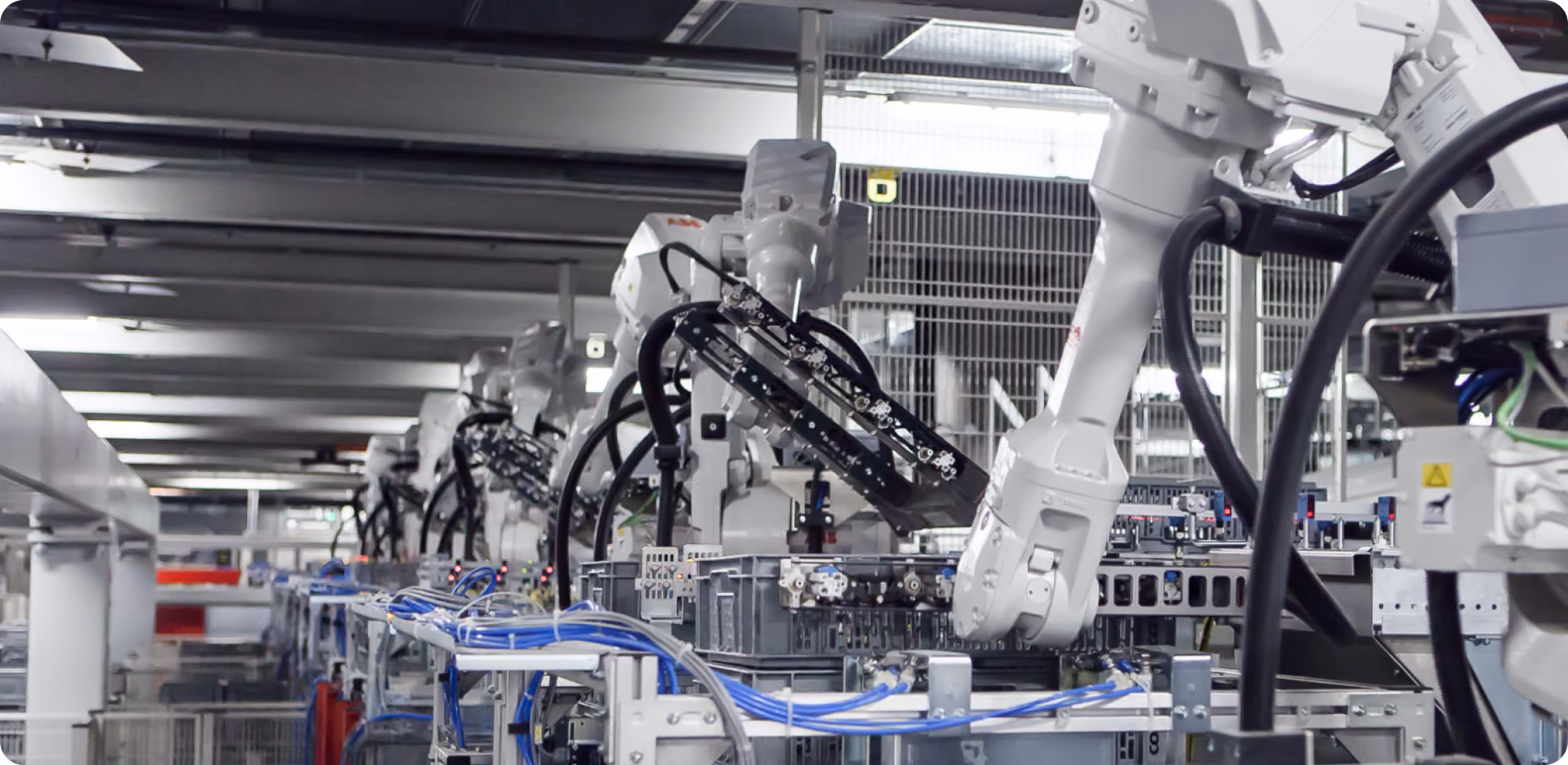 Automatisierte Produktionsanlage mit Industrierobotern als Beispiel für moderne Fabrikplanung und Industrieprozesse