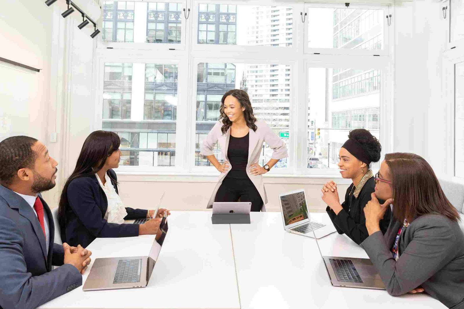 A leader communicating with four other employees