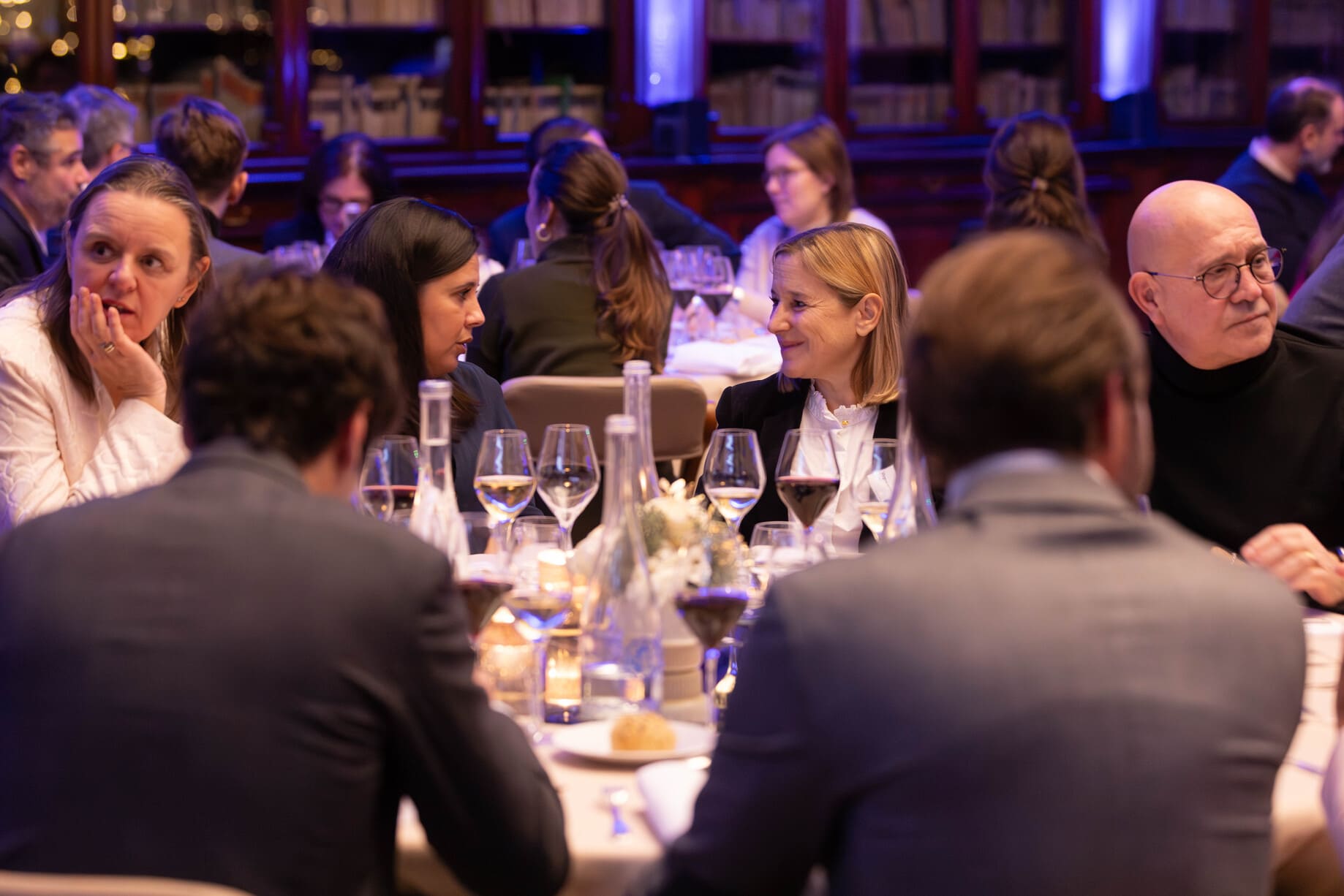 Photo Session : table de travail, dirigeants en discussion
