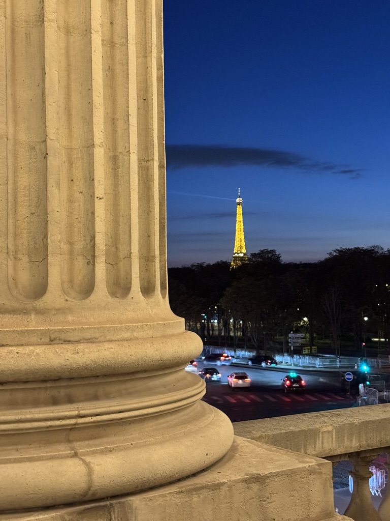 La tour Eiffel illuminée à la tombée du jour