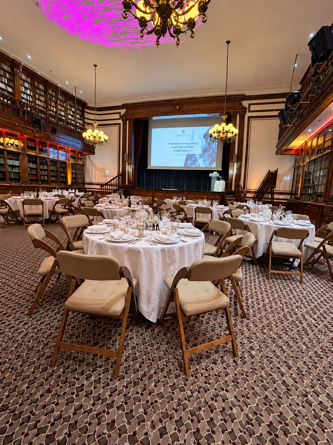 La salle de bibliothèque dressée pour le dîner