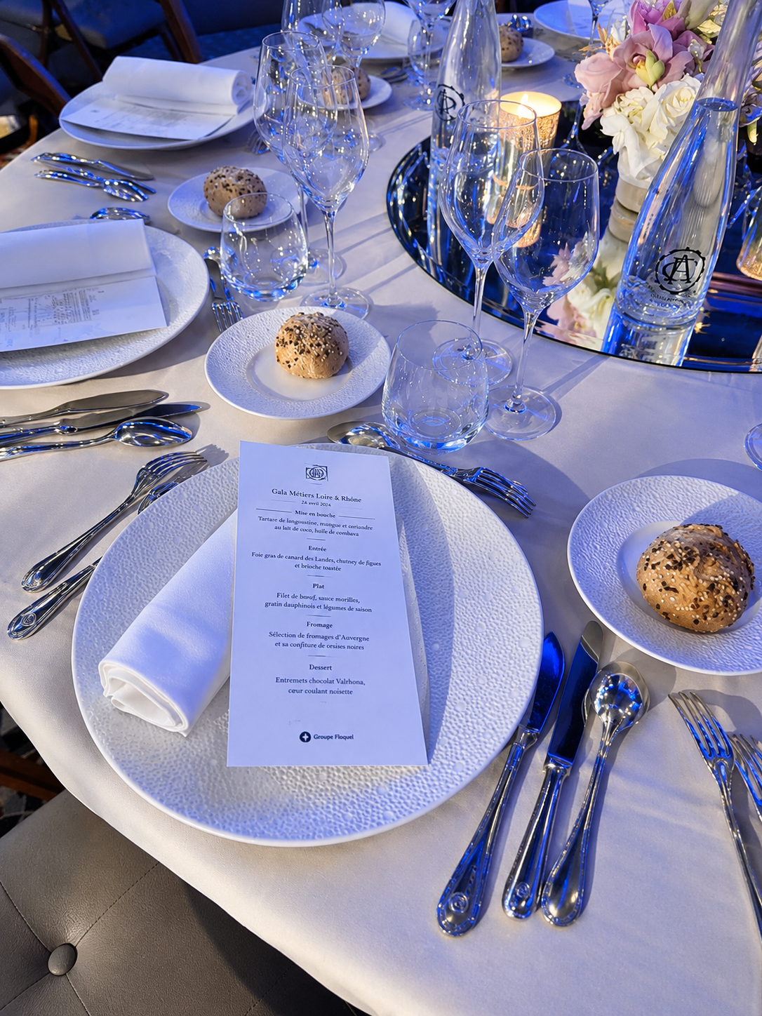 Table dressée avec la carte du dîner