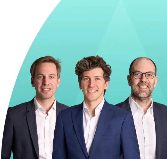 Drei lächelnde Männer im Anzug vor einem blauen Hintergrund mit Farbverlauf.