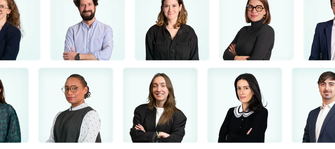 Portraits en buste de dix personnes diverses en tenue professionnelle avec fond clair.