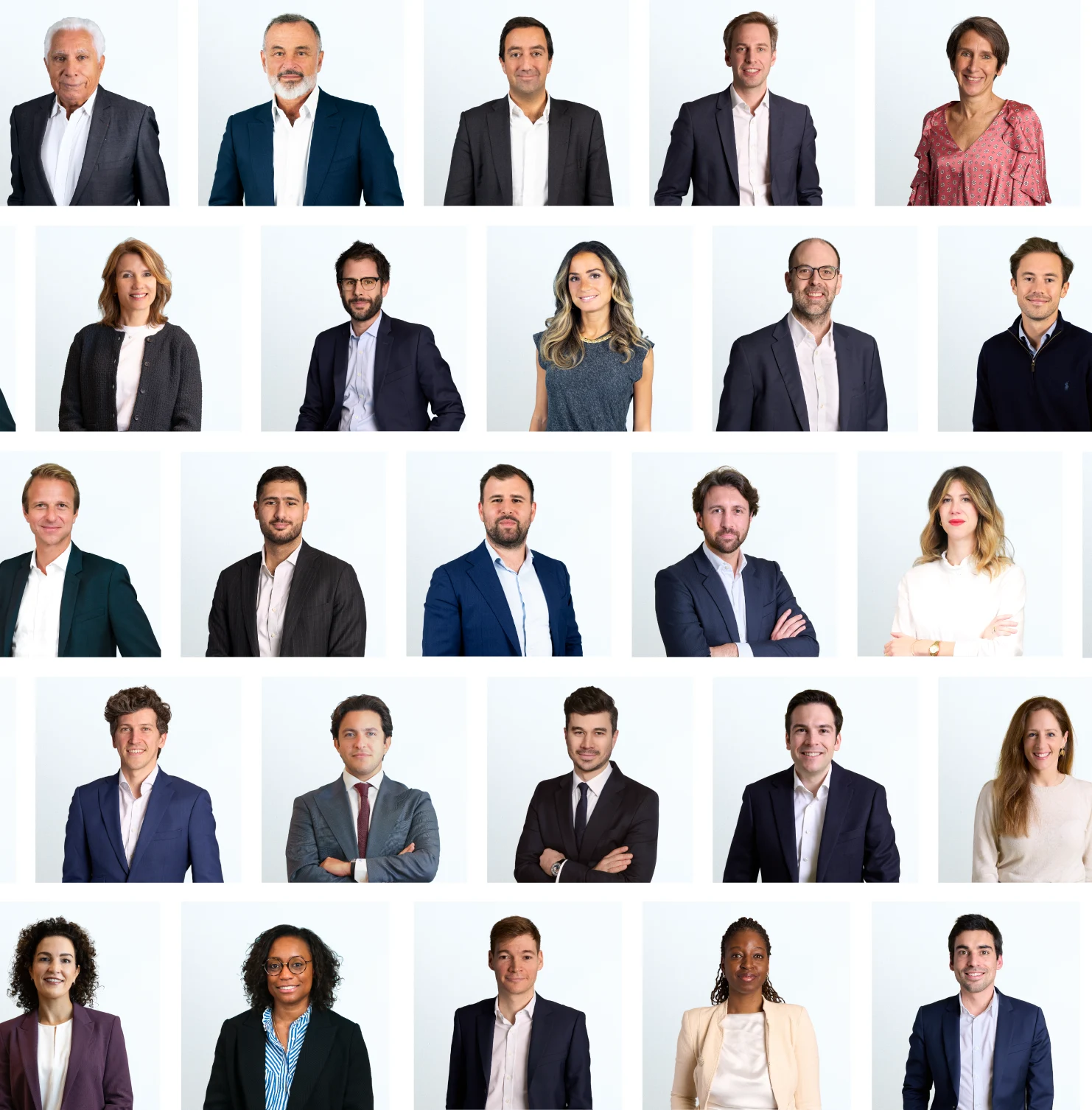 Portraits formels de 25 professionnels divers, hommes et femmes, portant des tenues d'affaires sur fond blanc.