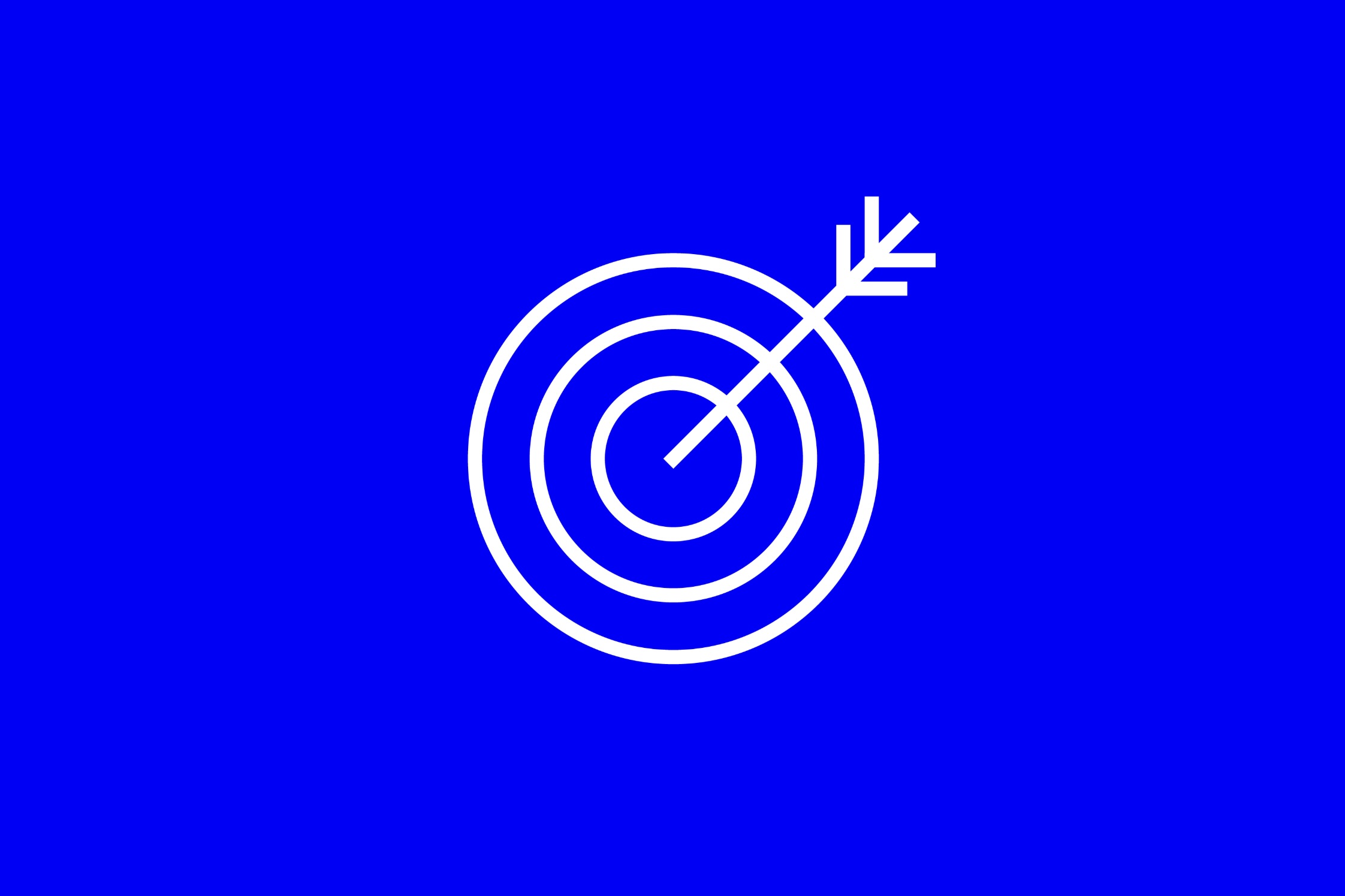 Ein minimalistisches, weißes Zielscheibensymbol mit einem Pfeil, der die Mitte trifft, auf einem leuchtend blauen Hintergrund.