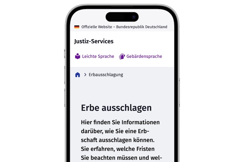 Ein Smartphone mit der mobilen Ansicht der Website service.justiz.de zum Thema „Erbe ausschlagen“ mit ersten Informationen zu Fristen und rechtlichen Folgen einer Ausschlagung.