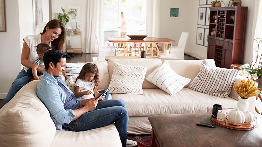 Photo d'une famille dans son salon représentant la société Authority Brands, du portefeuille du gérant de Private Equity Apax