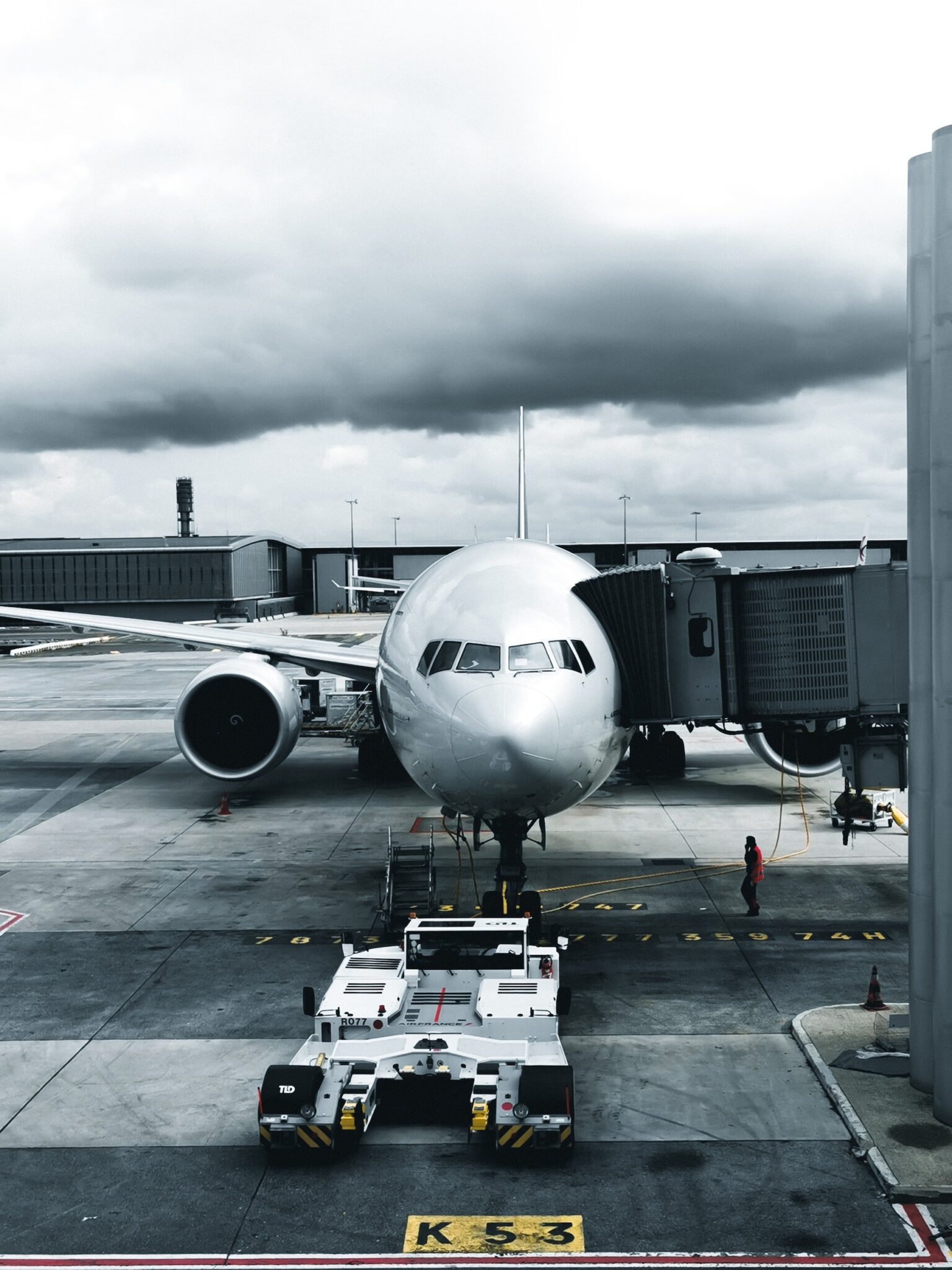 Photo Unsplash d'un avion représentant la société Shift5, du portefeuille du gérant de Private Equity Insight Partners