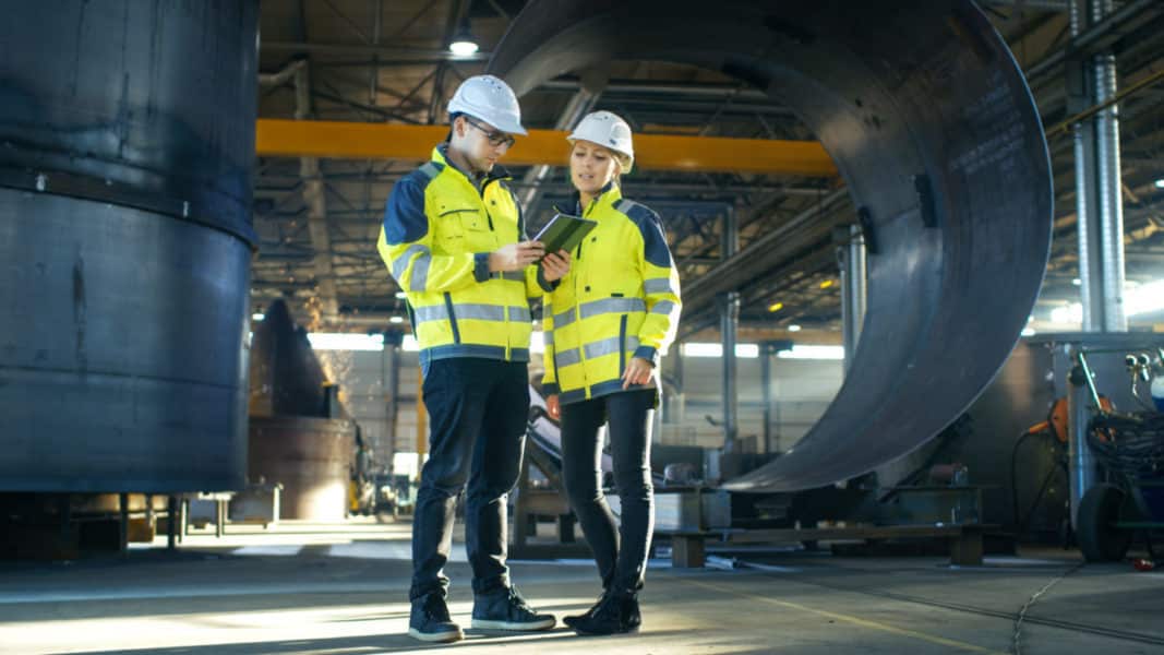 Photo AdobeStock de deux personnes en tenue de chantier représentant la société Vector Solutions, du portefeuille du gérant de Private Equity Insight Partners