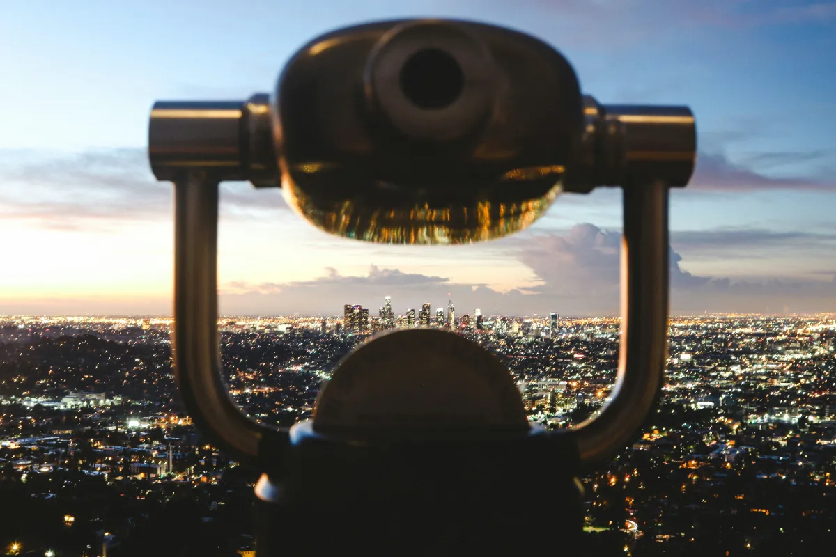 Cannocchiale puntato verso un centro urbano, a simboleggiare l'individuazione di opportunità di investimento nelle aziende del settore del software