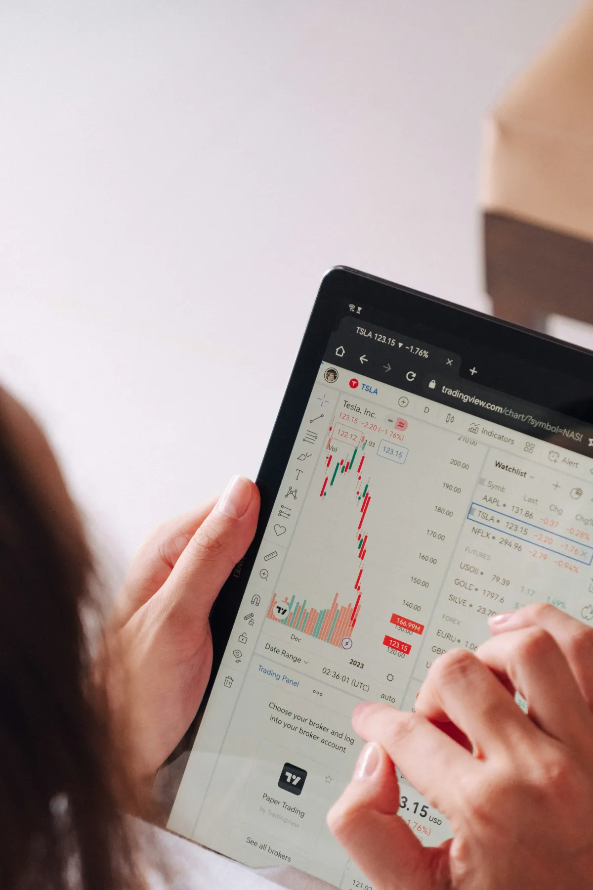 Investisseur consultant un graphique boursier sur une tablette pour analyser les marchés financiers