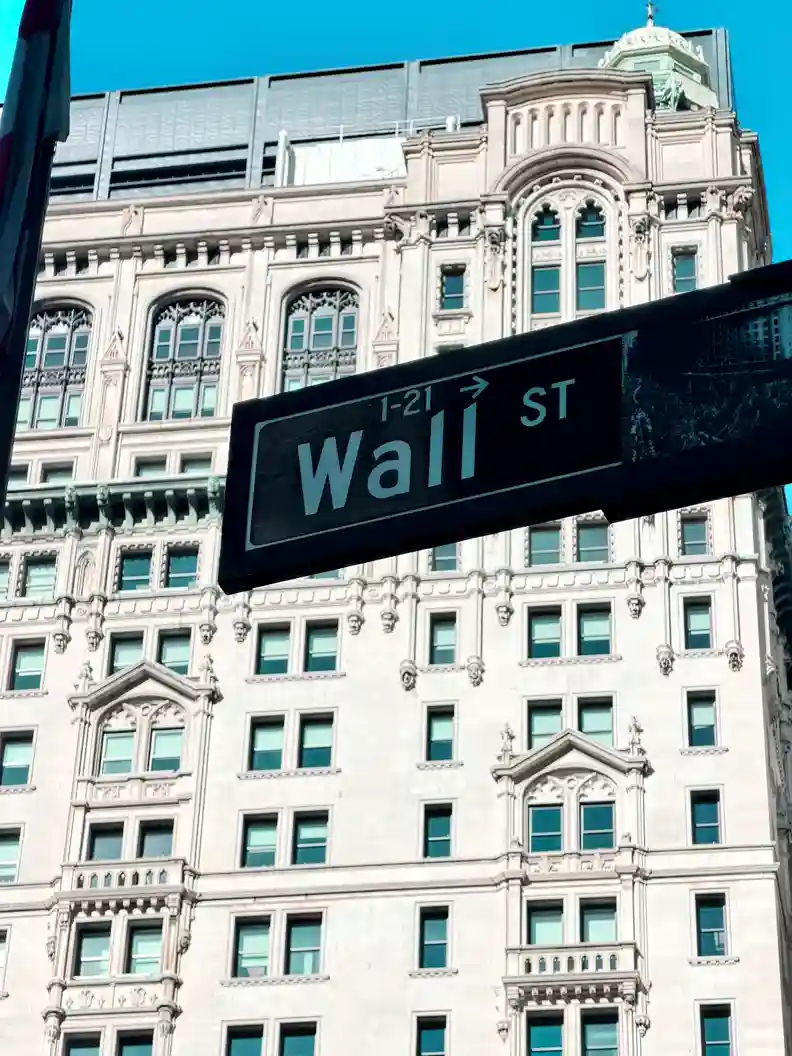 Cartello di Wall Street a New York che illustra i mercati finanziari e i titoli quotati