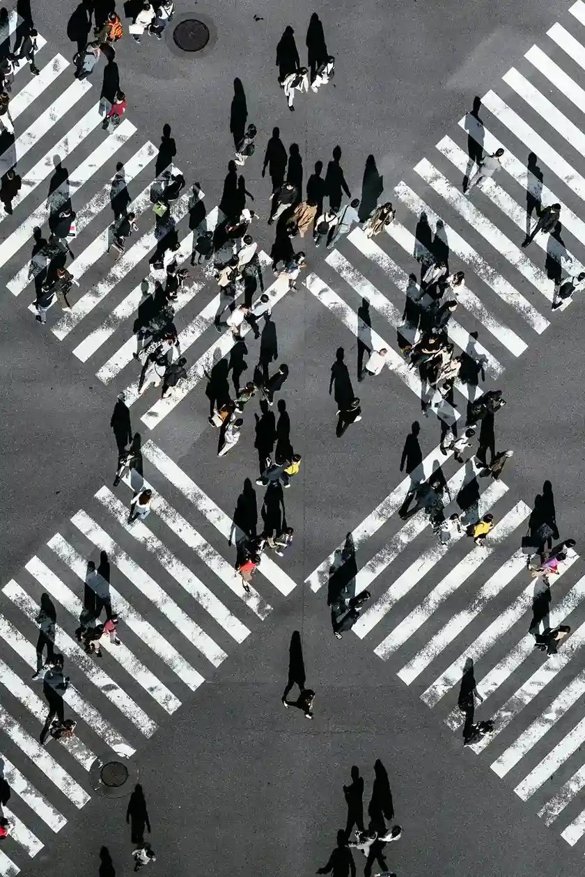 Piétons traversant un carrefour, illustration de la diversification des investissements