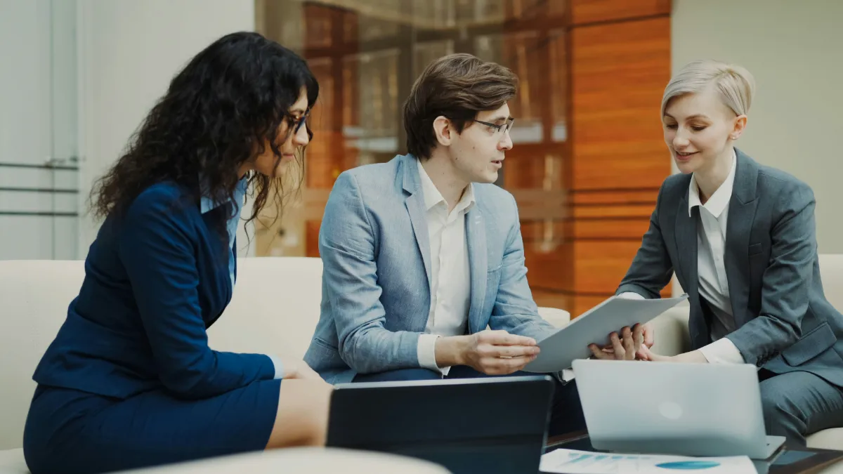 Professionnels de la gestion de patrimoine accompagnant la définition d'une stratégie patrimoniale
