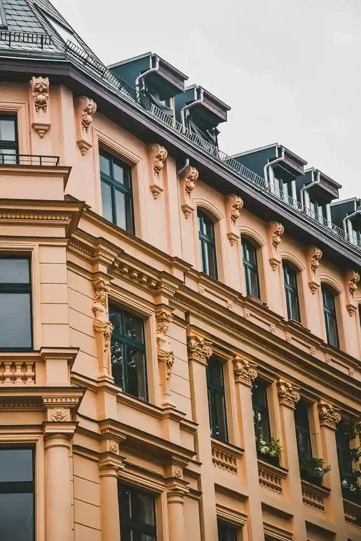 Facciata di un edificio adibito a uffici che rappresenta il mondo dei Family Office e della gestione patrimoniale