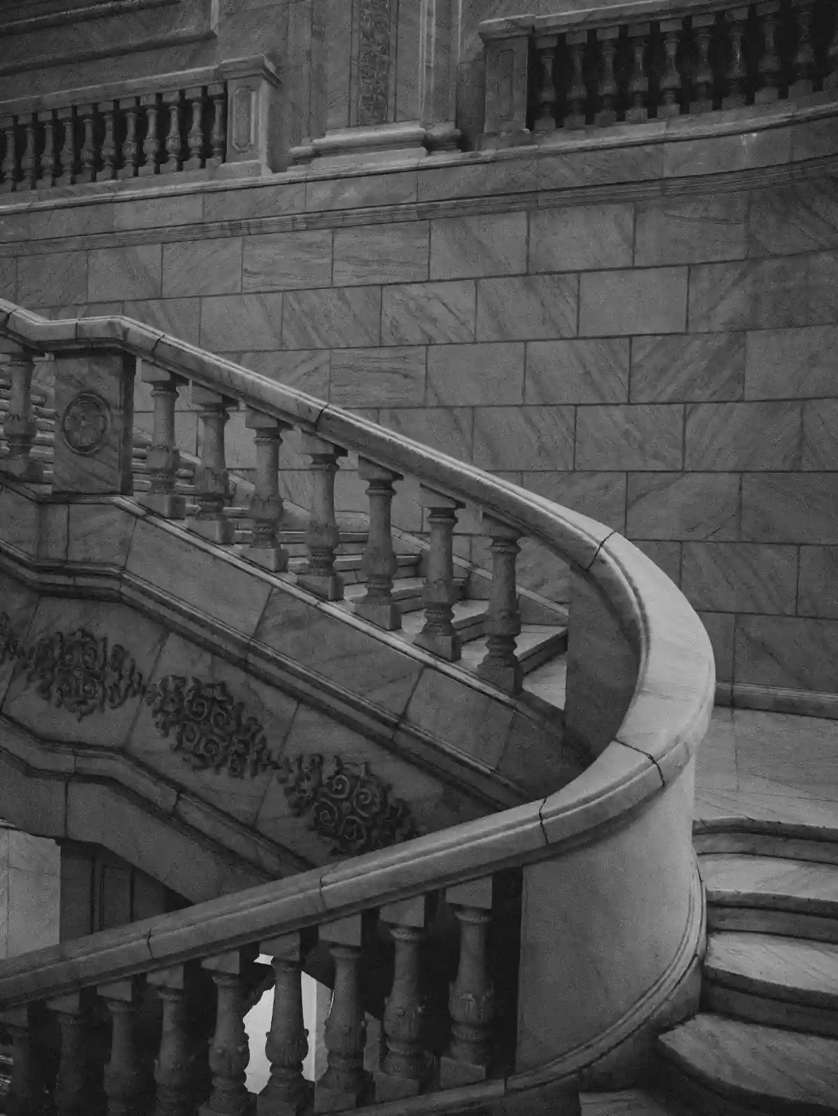 Scala monumentale in pietra che illustra la gestione patrimoniale e i Family Office