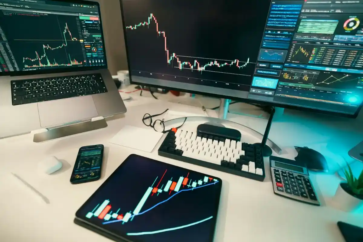 Bildschirme mit Finanzdaten, die die Verwaltung eines Evergreen-Fonds und die privaten Märkte veranschaulichen