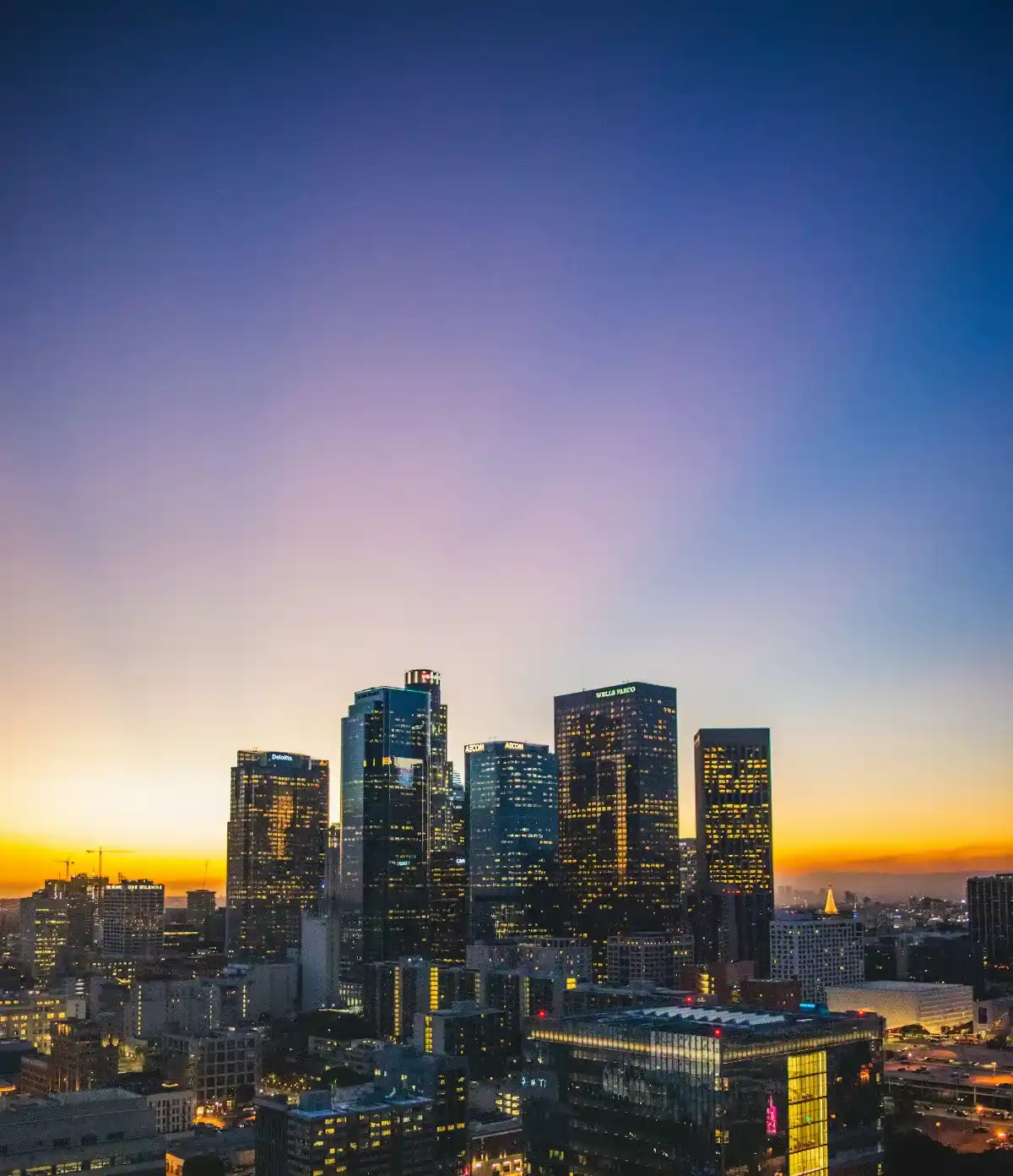 Skyline eines Geschäftsviertels als Symbol für Evergreen-Fonds und private Märkte