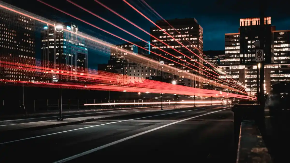 Traînées lumineuses en milieu urbain symbolisant la performance et le rendement dans le temps en Private Equity.
