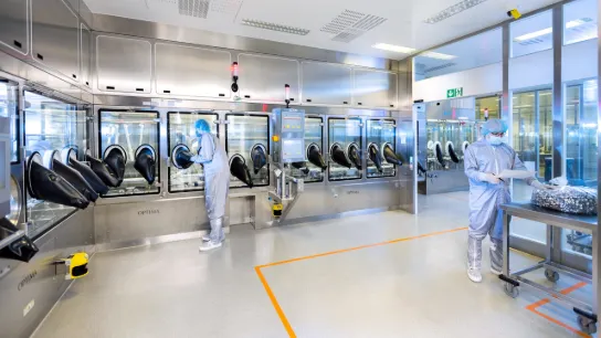 Techniker in sterilen Schutzanzügen bei der Arbeit in einem Labor von WuXi Biologics