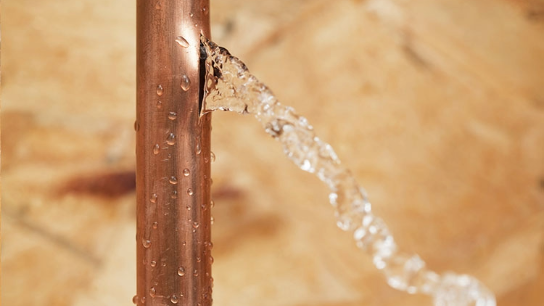 Illustrazione di una perdita d'acqua su un tubo di rame, che evidenzia l'importanza delle soluzioni di rilevamento e prevenzione offerte da WINT