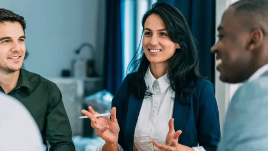 Équipe de collaborateurs souriants en réunion chez Visma, un des meilleurs employeurs