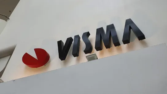 Logo de l'entreprise Visma fixé sur le mur intérieur d'un bâtiment