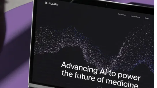 Computerbildschirm, auf dem die Website von Unlearn im Rahmen der Partnerschaft mit APST Research angezeigt wird
