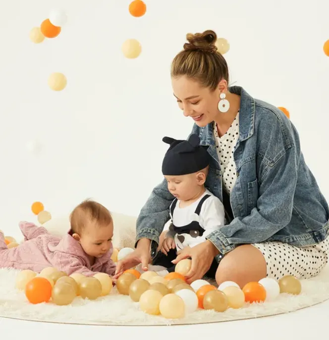 Foto di due neonati con la loro mamma, che rappresentano la società PatPat, parte del portafoglio del gestore del fondo private equity General Atlantic