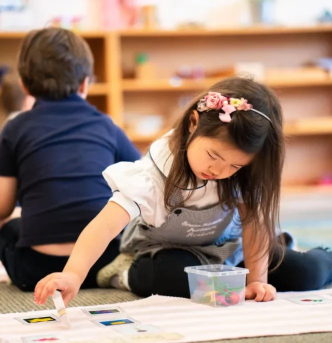 Petite fille représentant la société Cadence Education, du portefeuille du gérant de Private Equity Apax