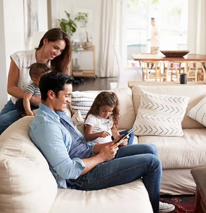 Photo d'une famille dans son salon représentant la société Authority Brands, du portefeuille du gérant de Private Equity Apax