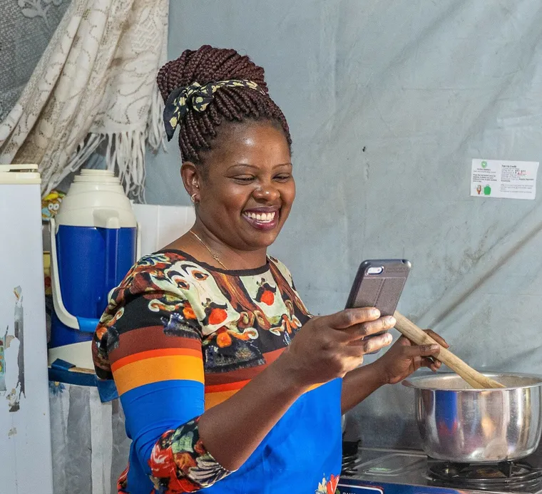 Femme souriante en regardant son téléphone