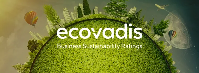EcoVadis-Logo auf einem mit Gras bedeckten Planeten, auf dem Bäume wachsen und grüne Gebäude stehen.